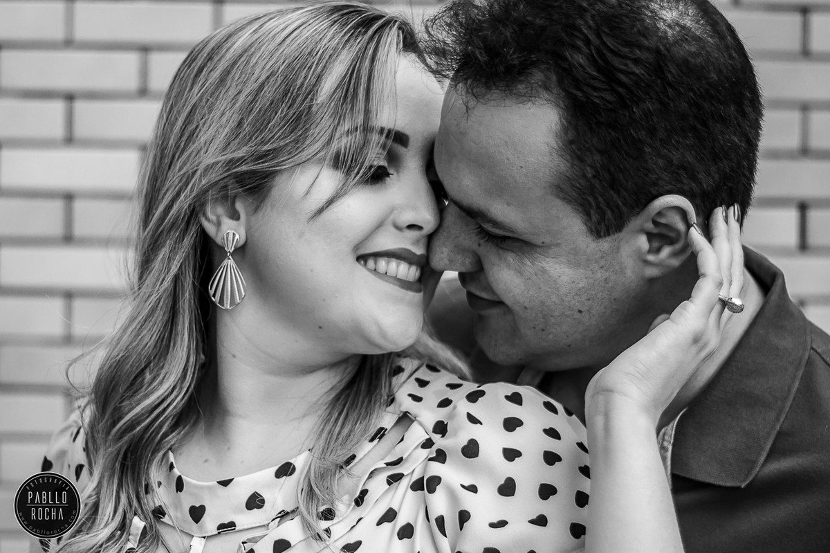 vnoivos apaixonados se olhando e trocando carinhos bem de pertinho