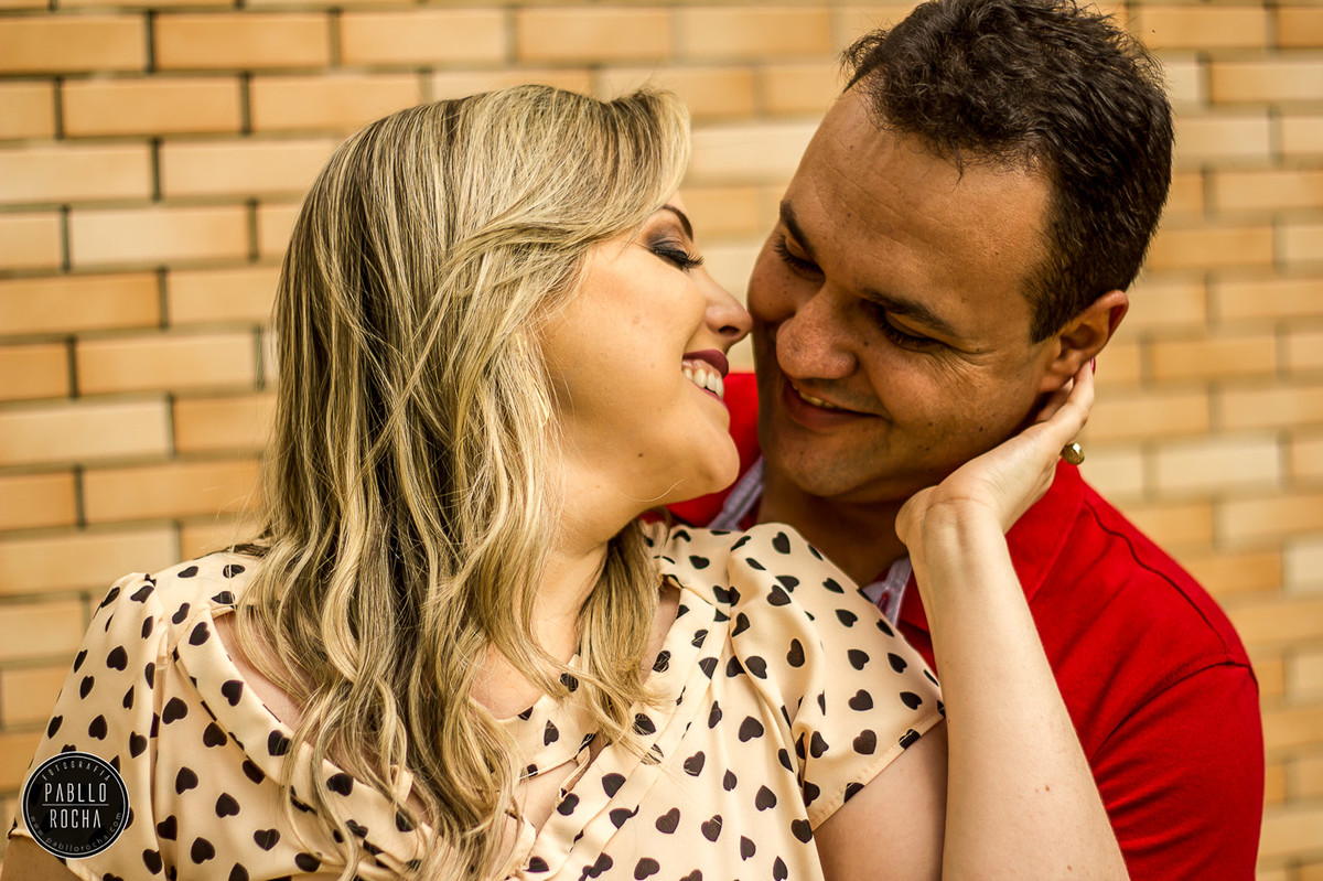 noivos apaixonados se olhando e trocando carinhos bem de pertinho