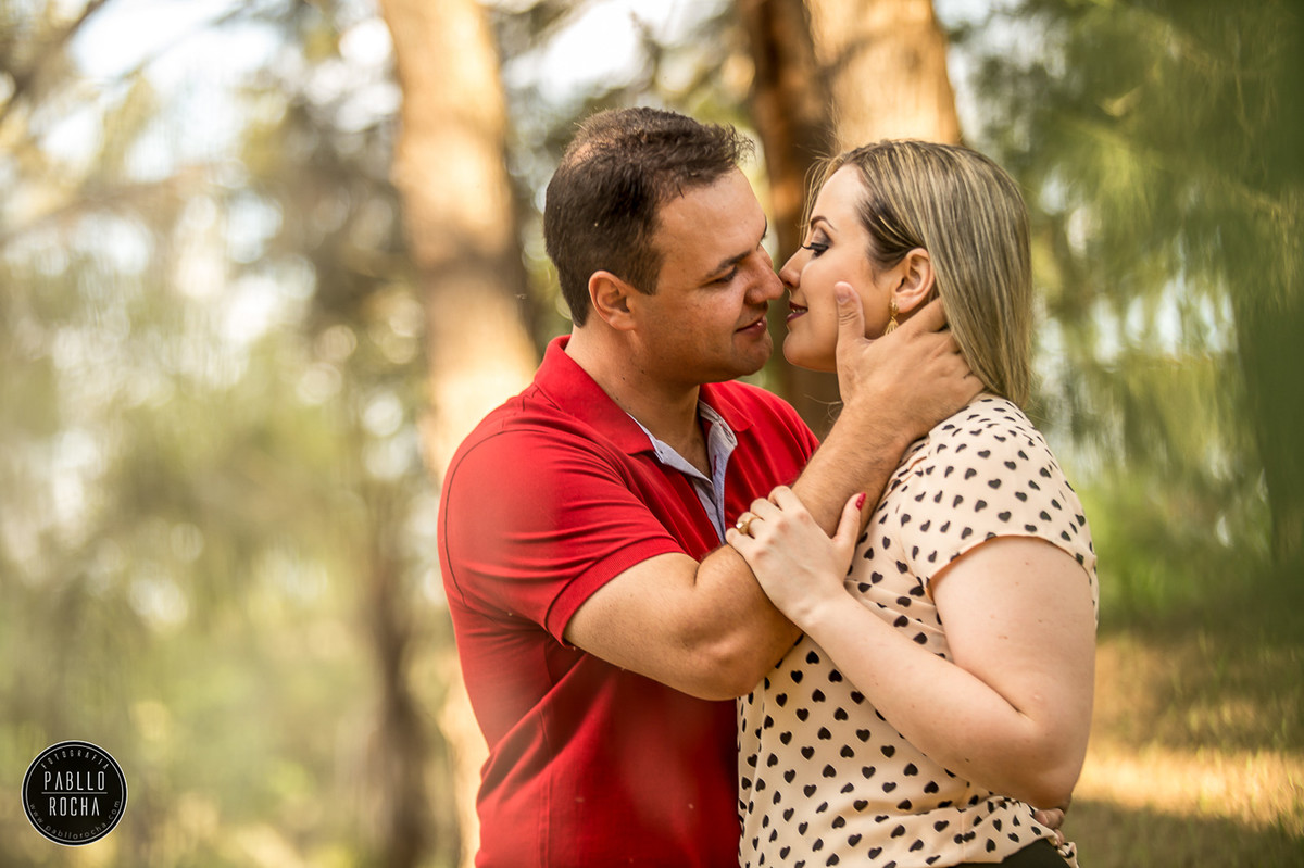 noivos apaixonados se olhando e trocando carinhos bem de pertinho  na floresta