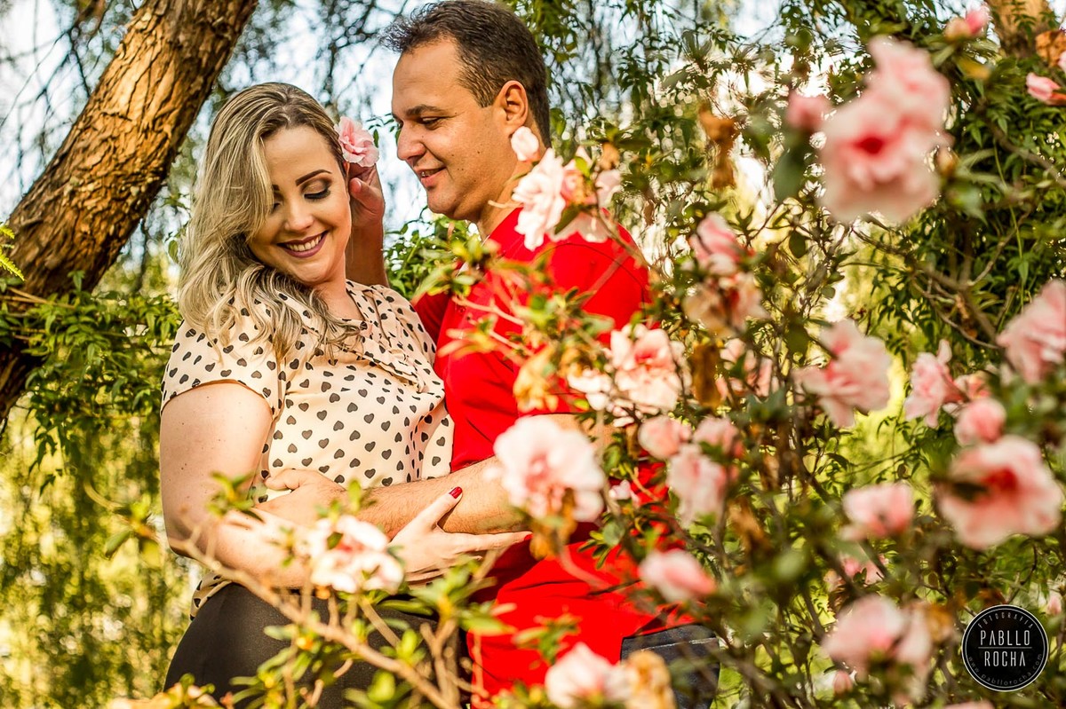 noivos apaixonados se olhando e trocando carinhos bem de pertinho  no jardim