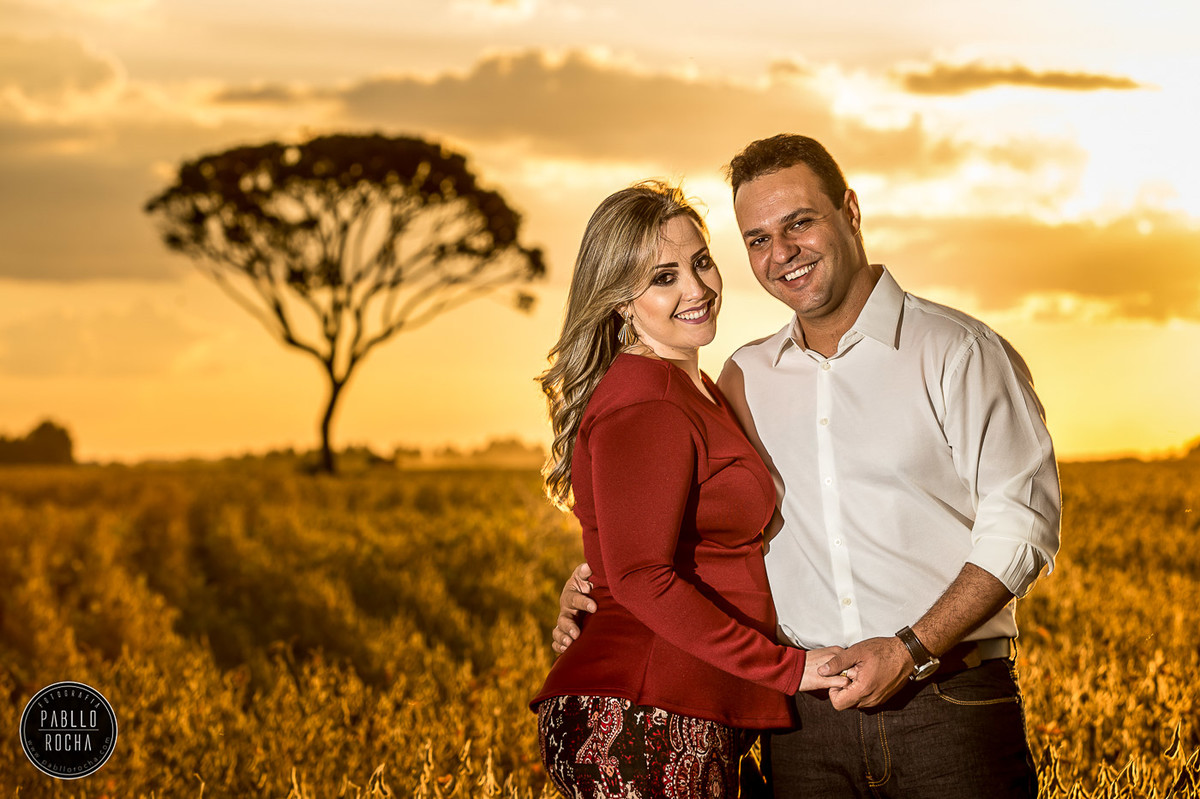 noivos ao Por do sol lavoura de soja
