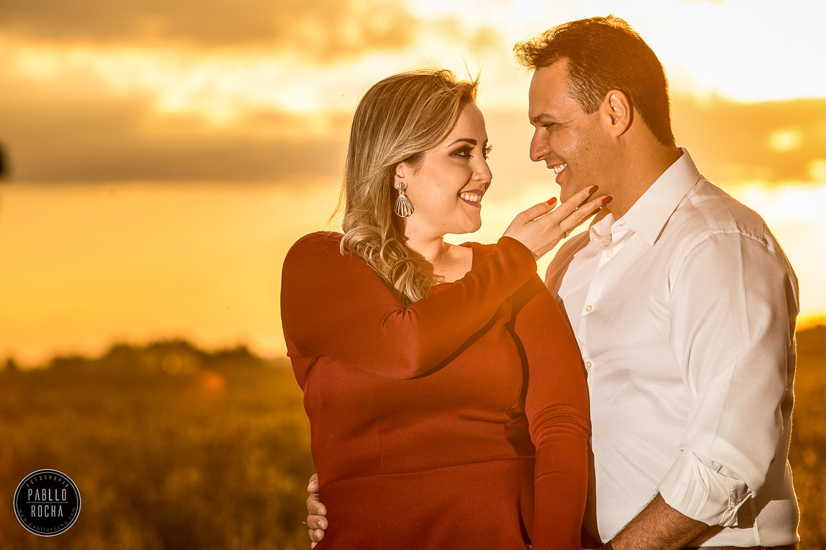 noivos trocando carinho  ao Por do sol lavoura de soja