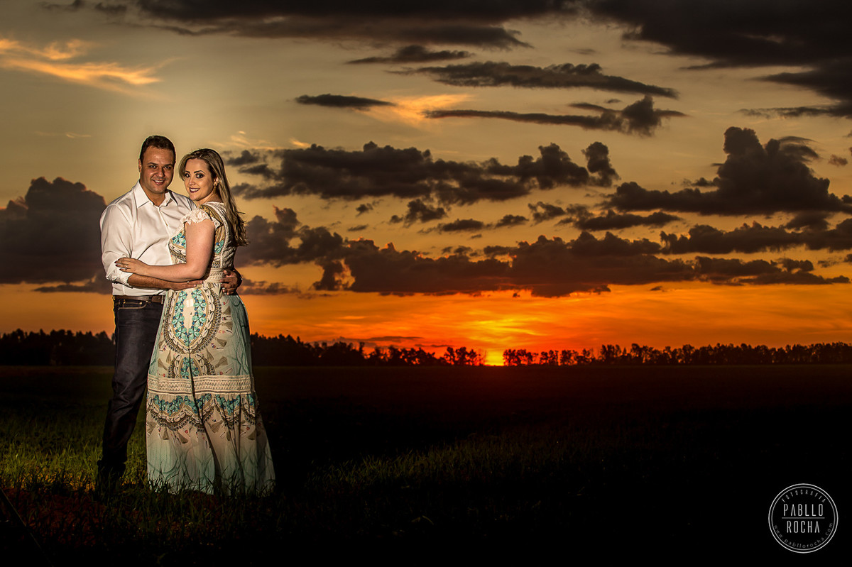 noivos ao Por do sol lavoura de soja