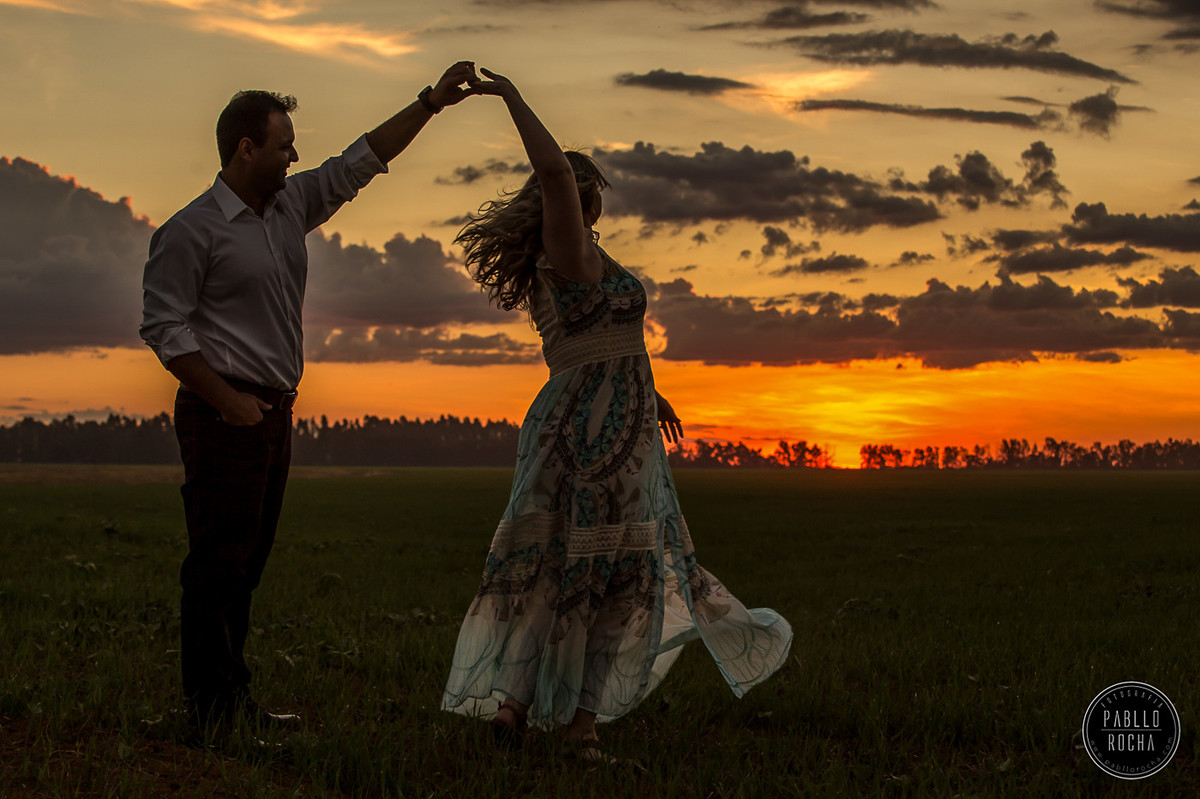 noivos ao Por do sol dançando