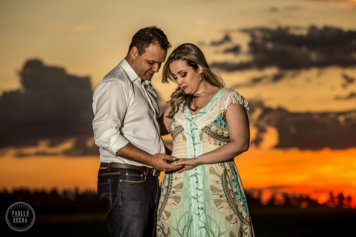 noivos trocando carinho  ao Por do sol lavoura de soja