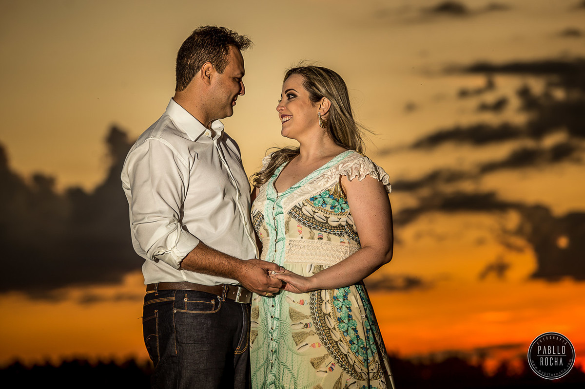 noivos trocando carinho  ao Por do sol lavoura de soja