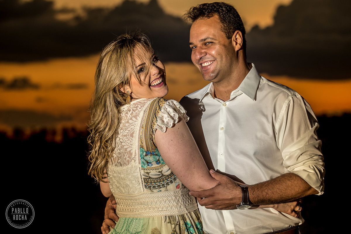 noivos sorrindo ao Por do sol