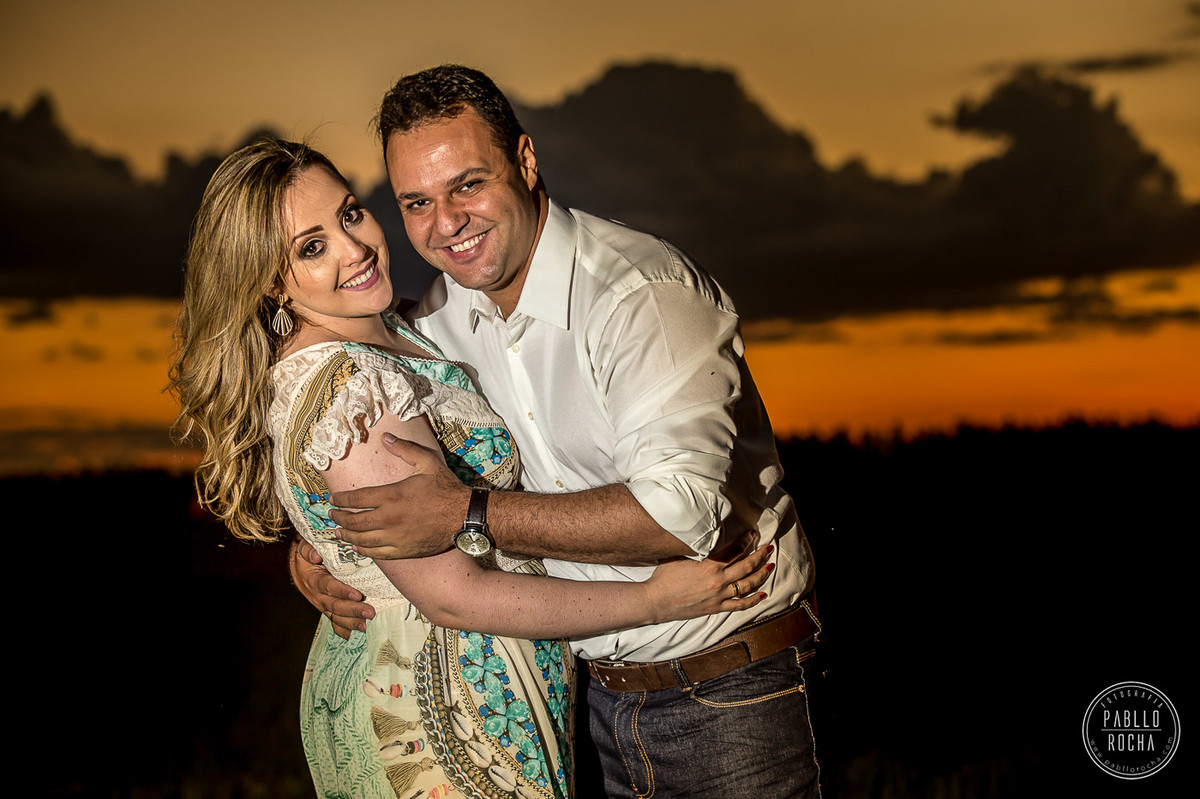 noivos se abraçando ao Por do sol