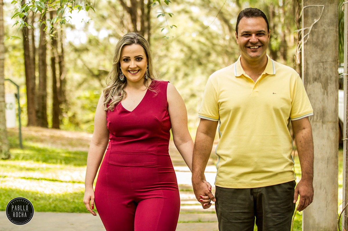 noivos passeando de mãos dadas pela floresta