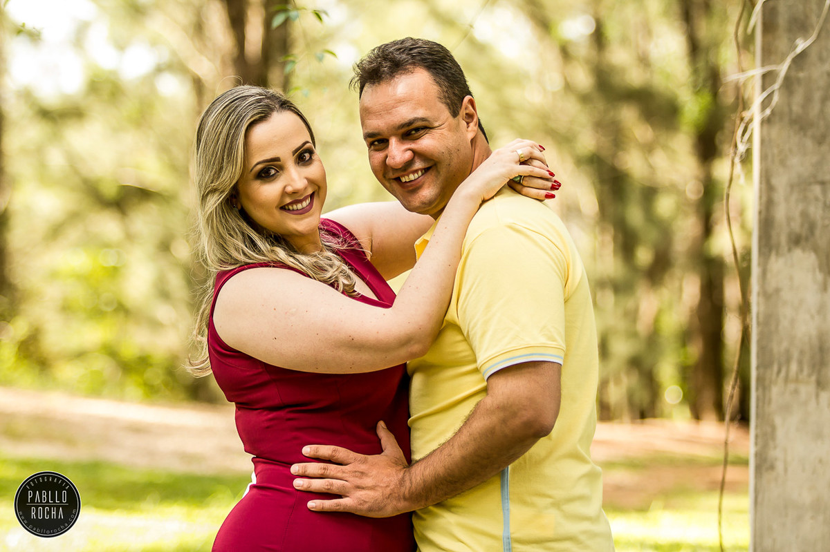 noivos felizes na floresta