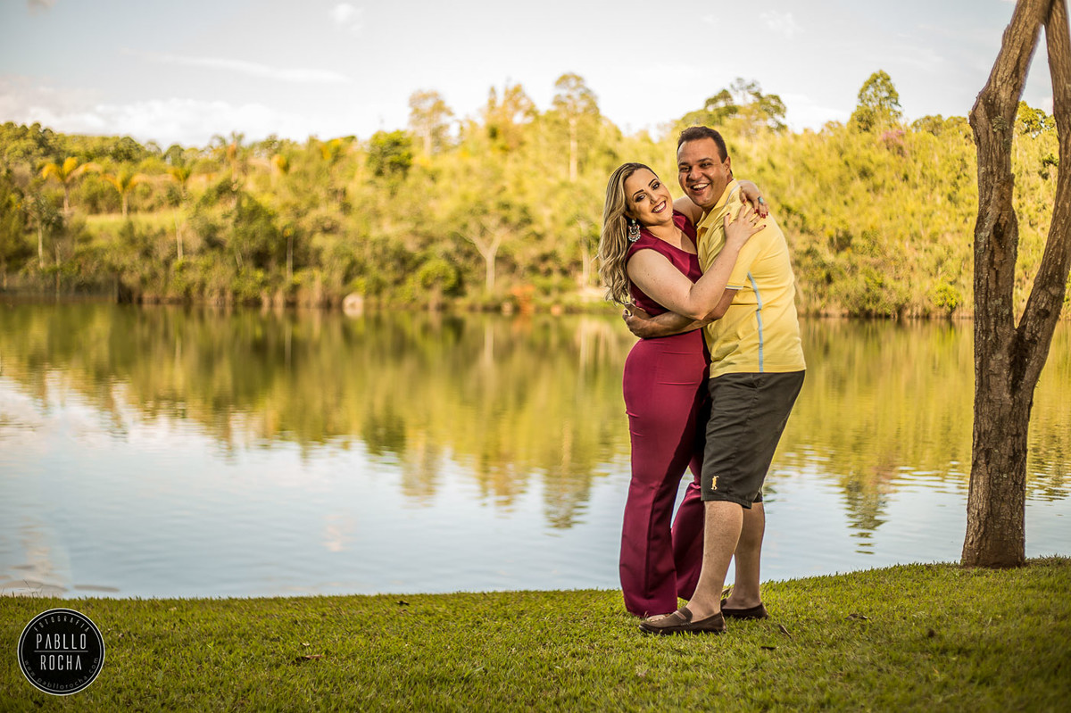 noivos se abraçando na beira do lago