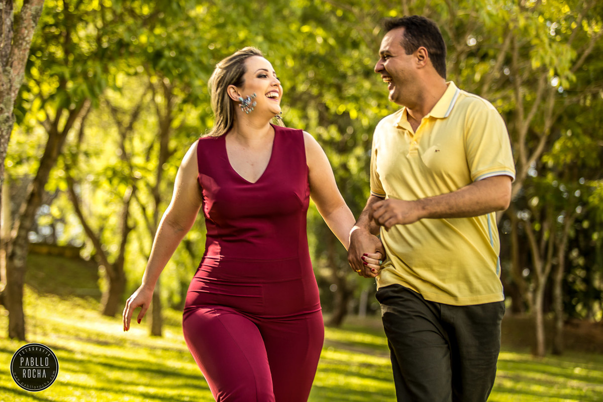 noivos correndo e sorrindo