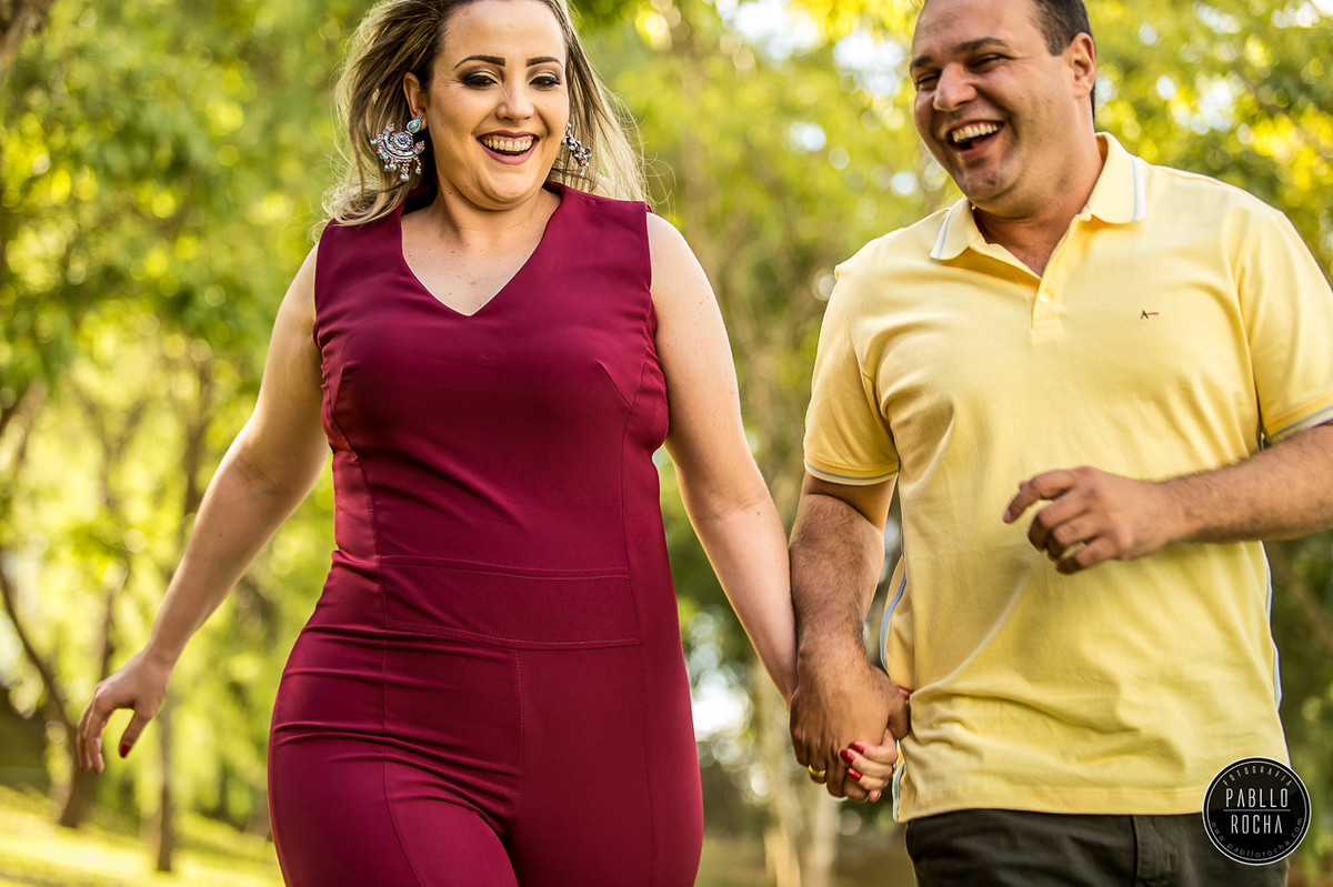 noiva correndo e sorrindo