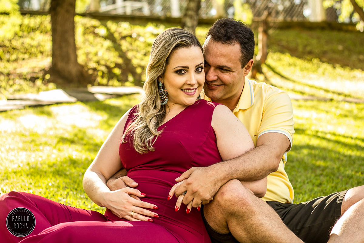 noivos sentados se abraçando e muito carinho