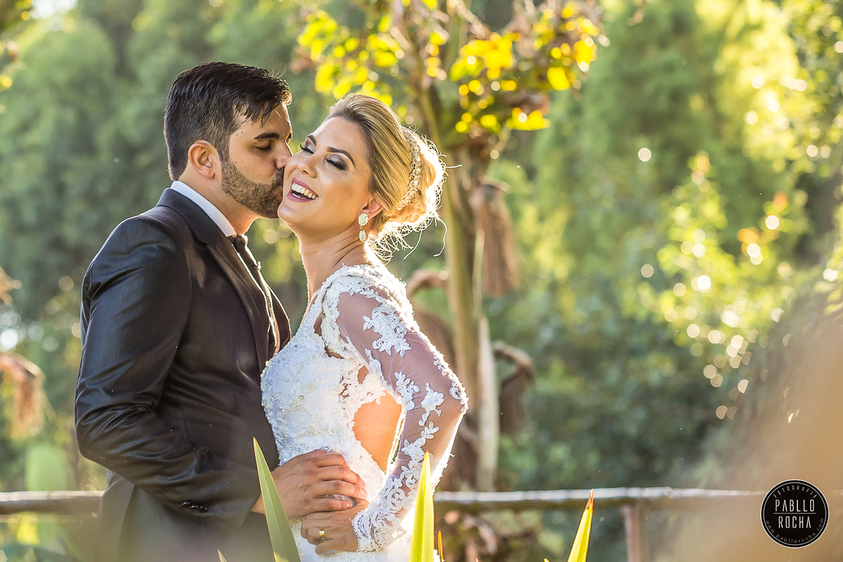 noivo beijando a noiva