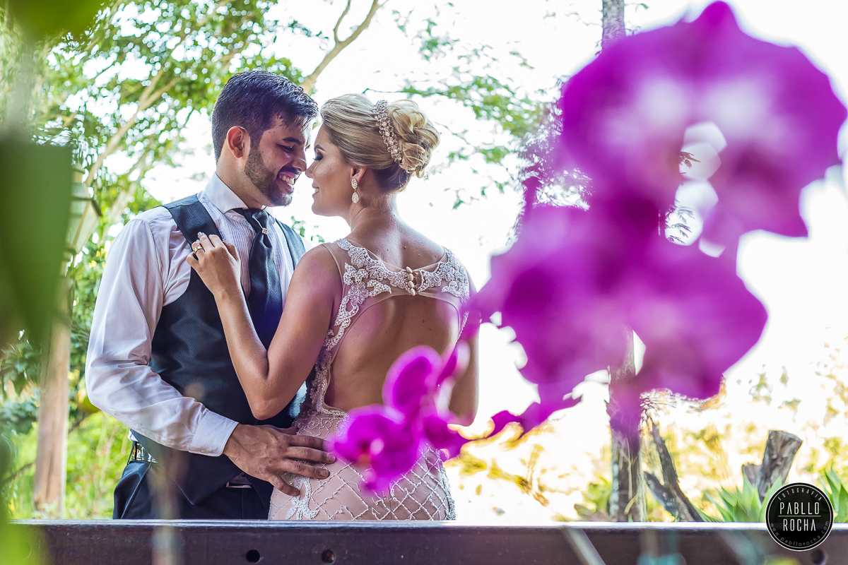 noivos ao lado de uma bela orquídea