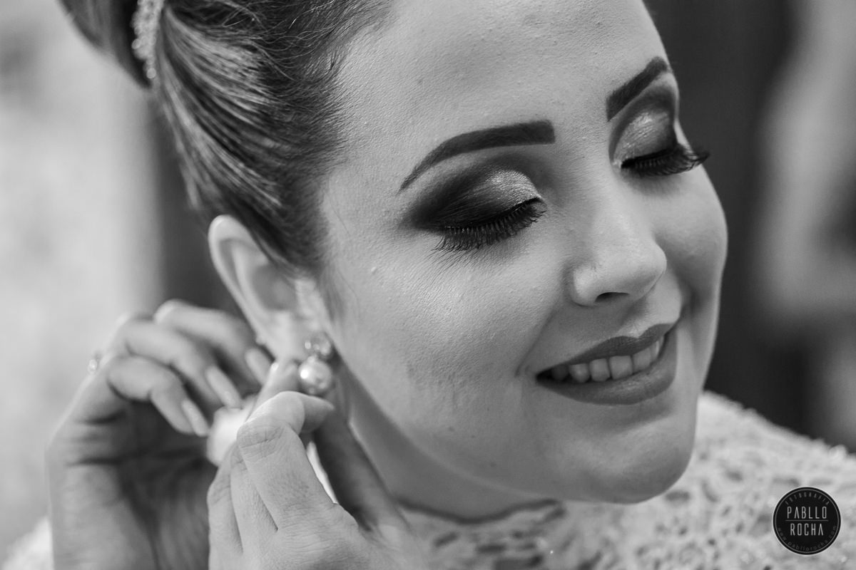 noiva arrumando os brincos
