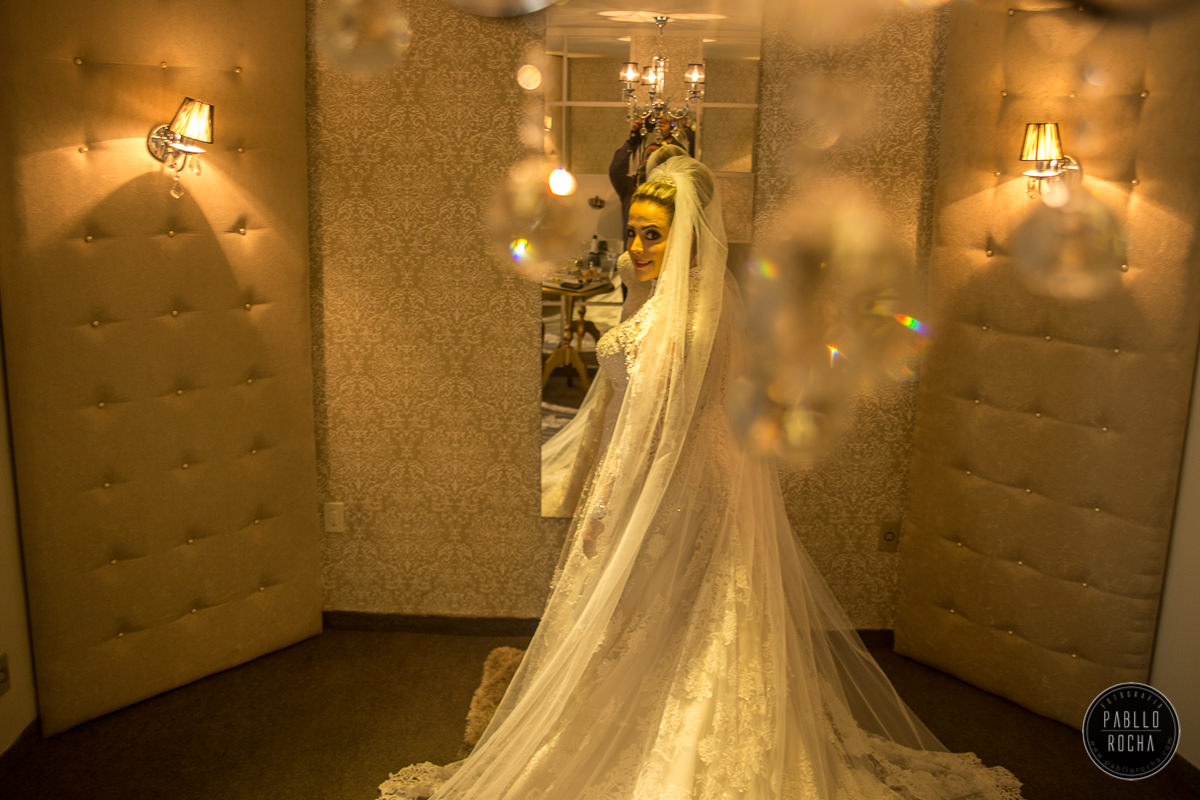 noiva , vestido de noiva, noiva se olhando ao espelho