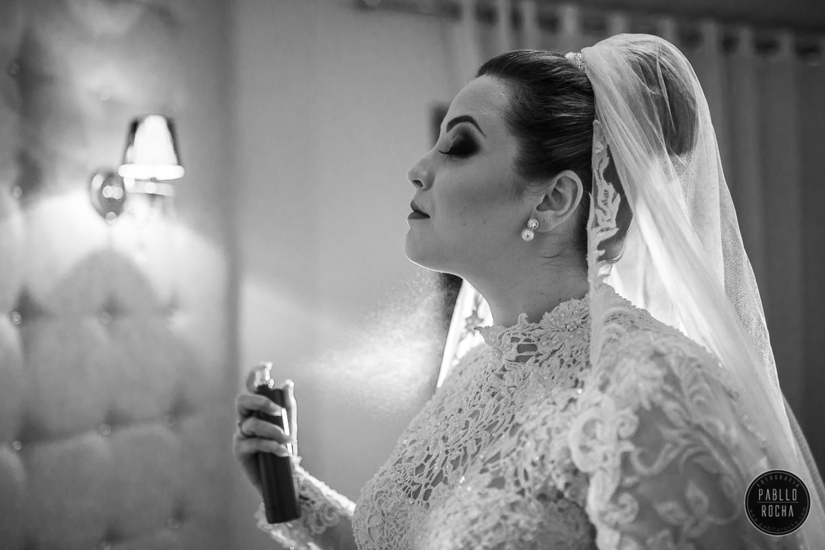 noiva passando perfume, vestido de noiva, noiva perfumada