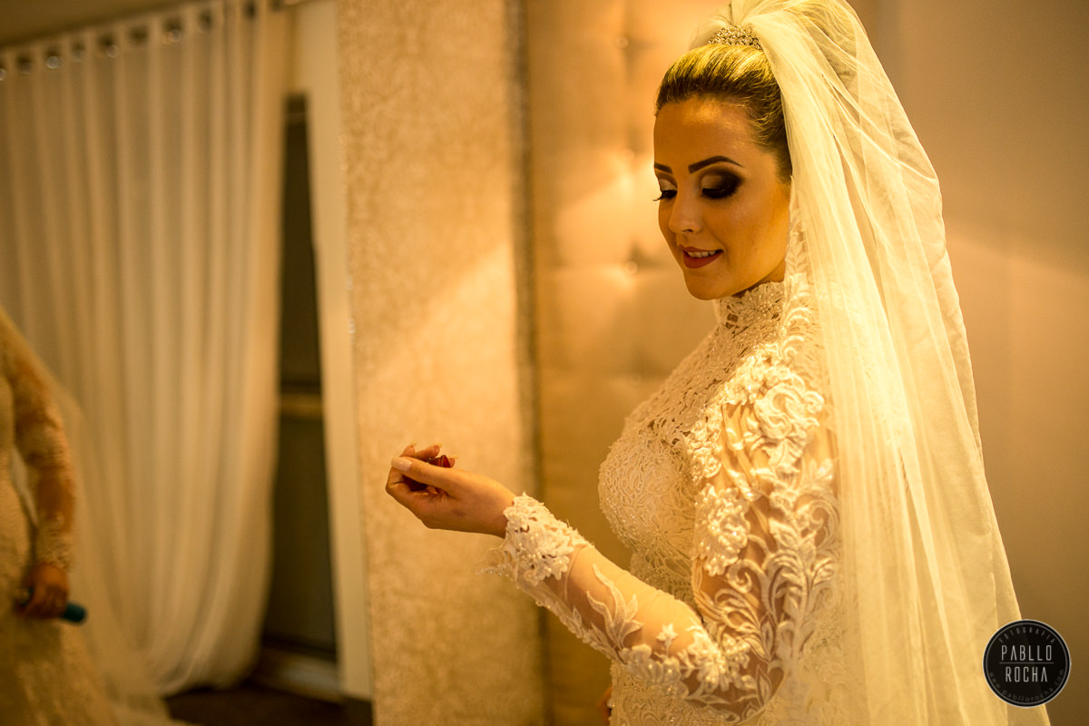 noiva se olhando, noiva, vestido de noiva