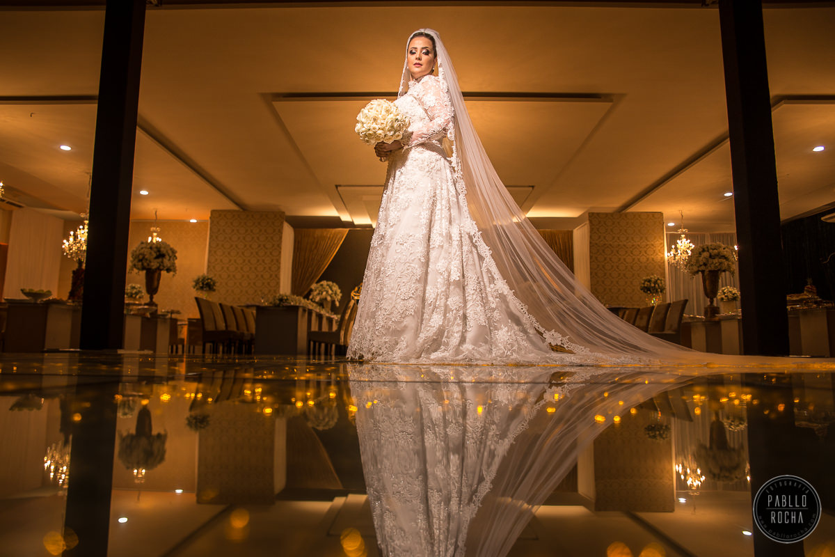 noiva , vestido de noiva, fotos da noiva no salão da festa, buque de noiva