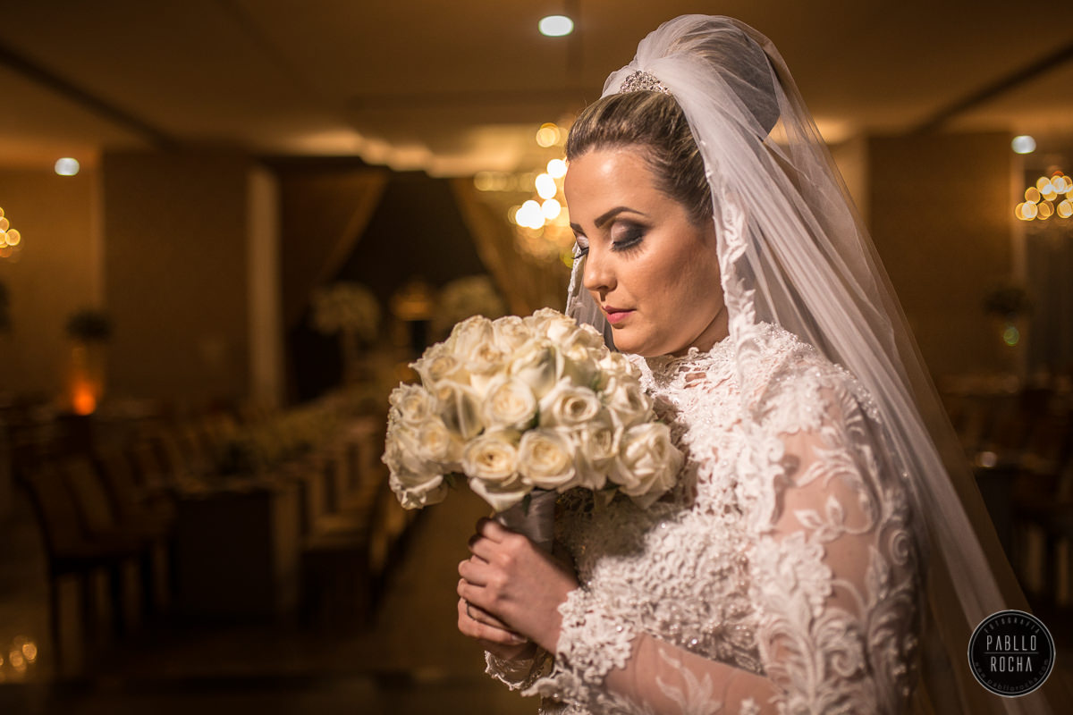noiva , vestido de noiva, fotos da noiva no salão da festa, buque de noiva