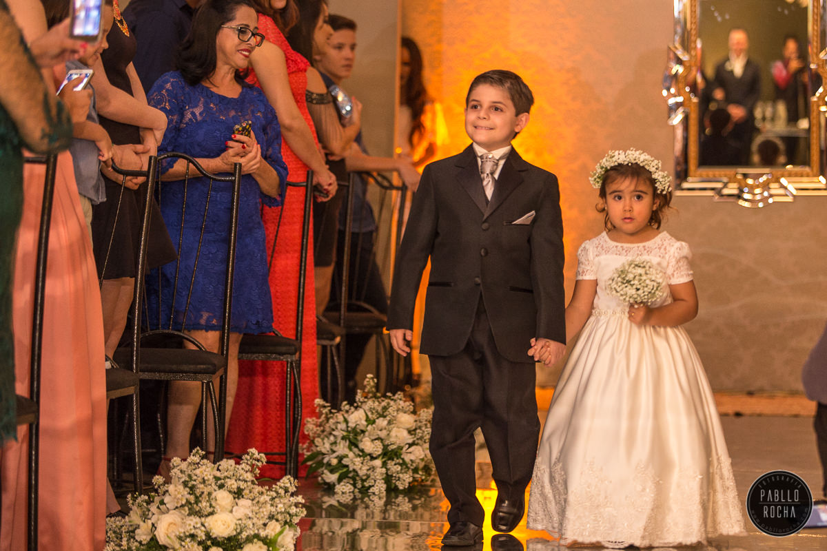 pagem e daminha entrando na cerimonia
