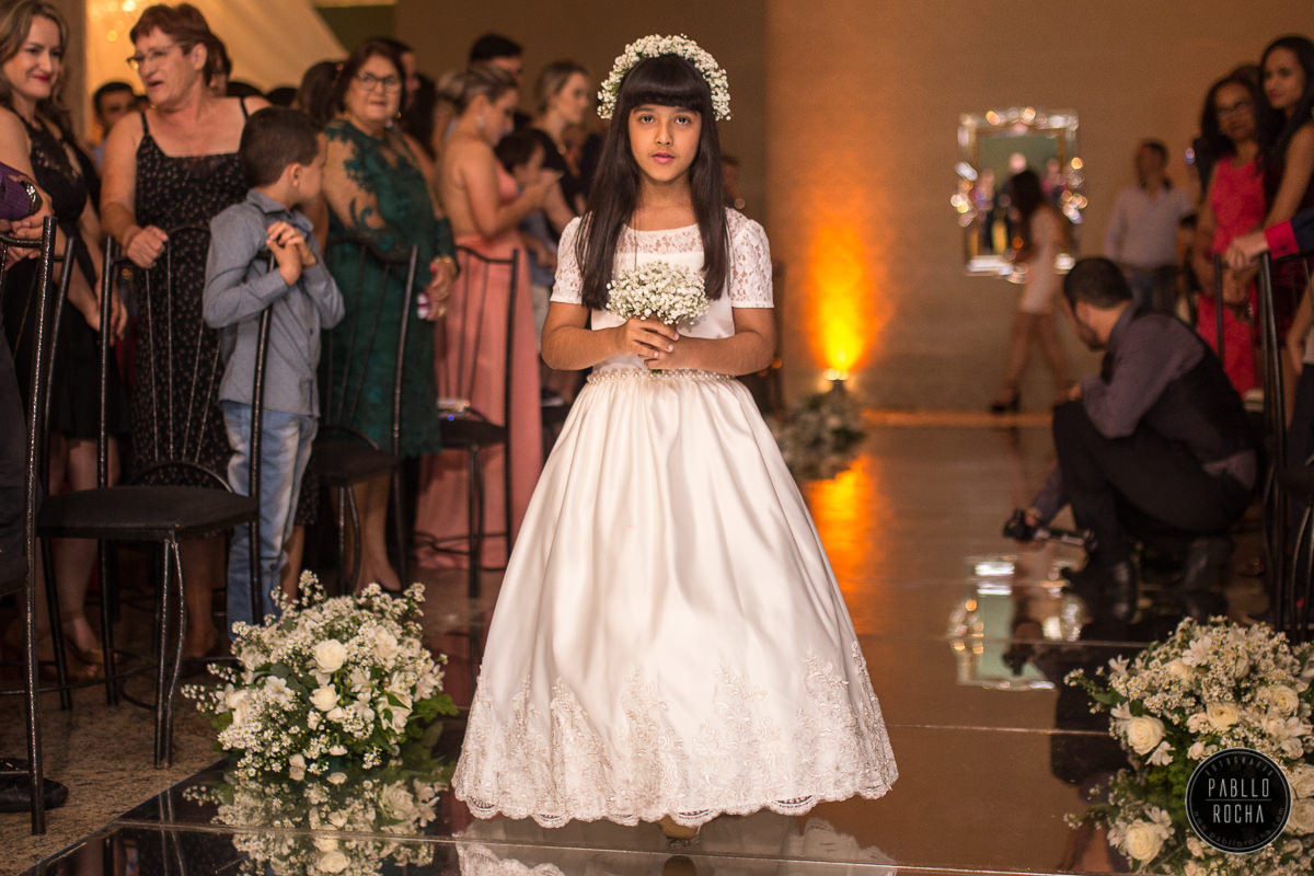 daminha , porta alianças, entrando na cerimonia