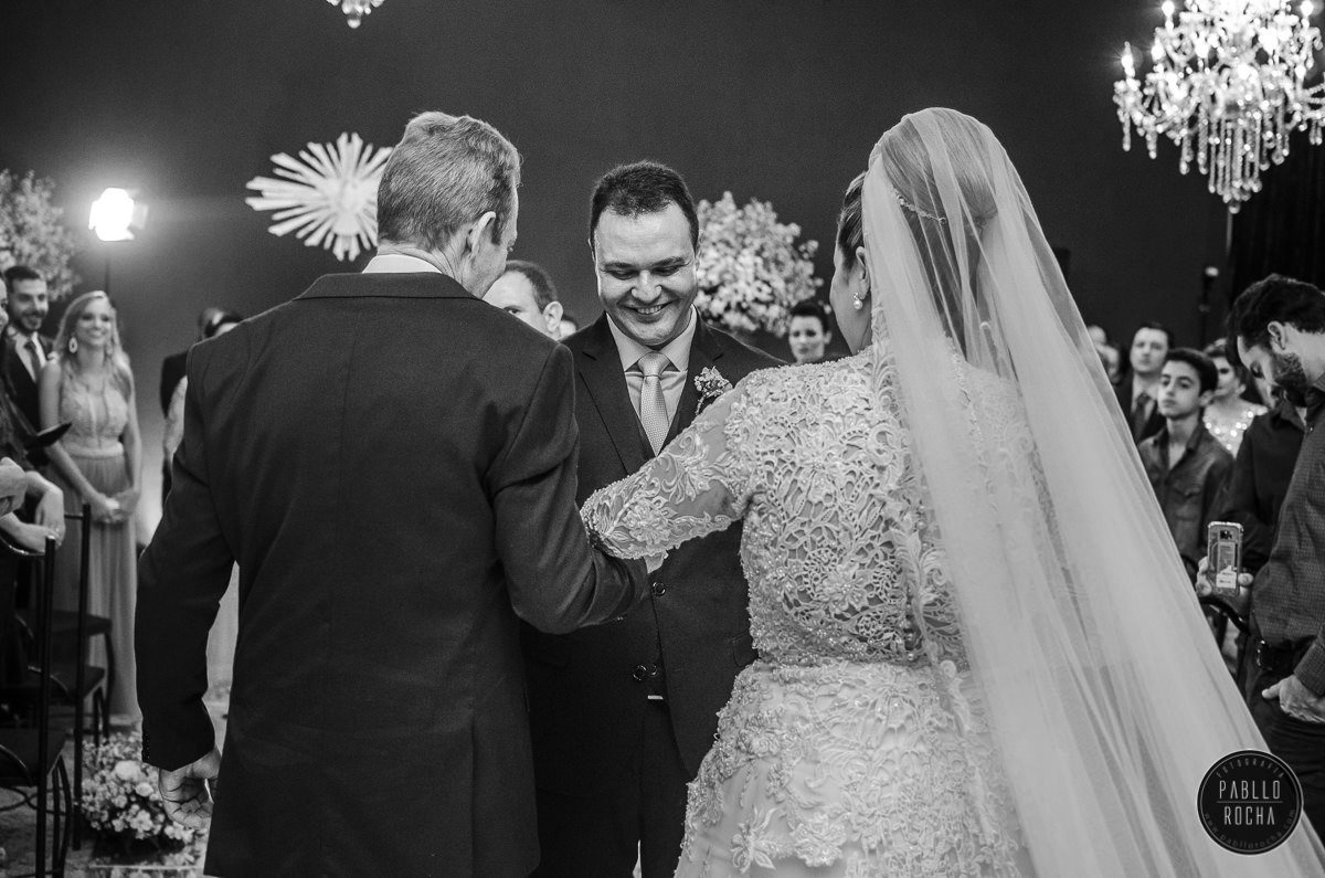 pai da noiva entregando a mão da noiva para o noivo