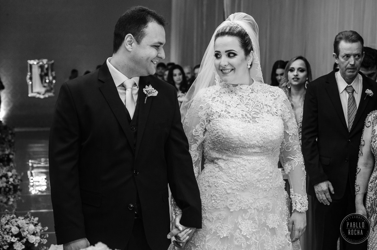 noivos se olhando na cerimonia