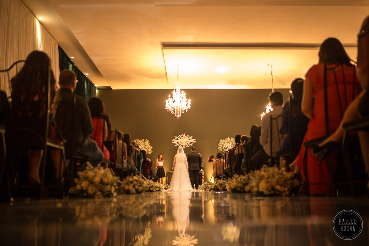 vista do corredor da cerimonia com os noivos ao fundo