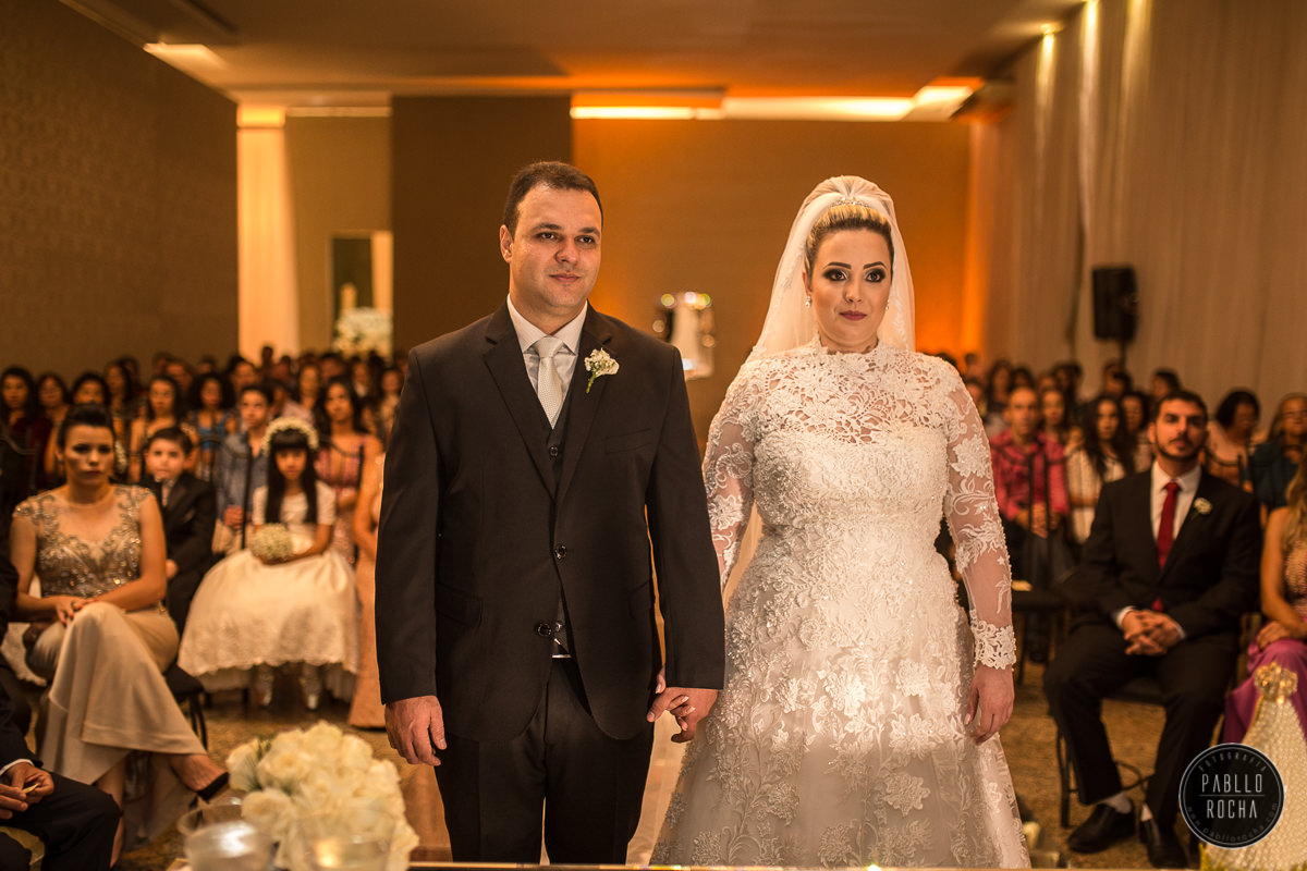 noivos na cerimonia olhando para frente