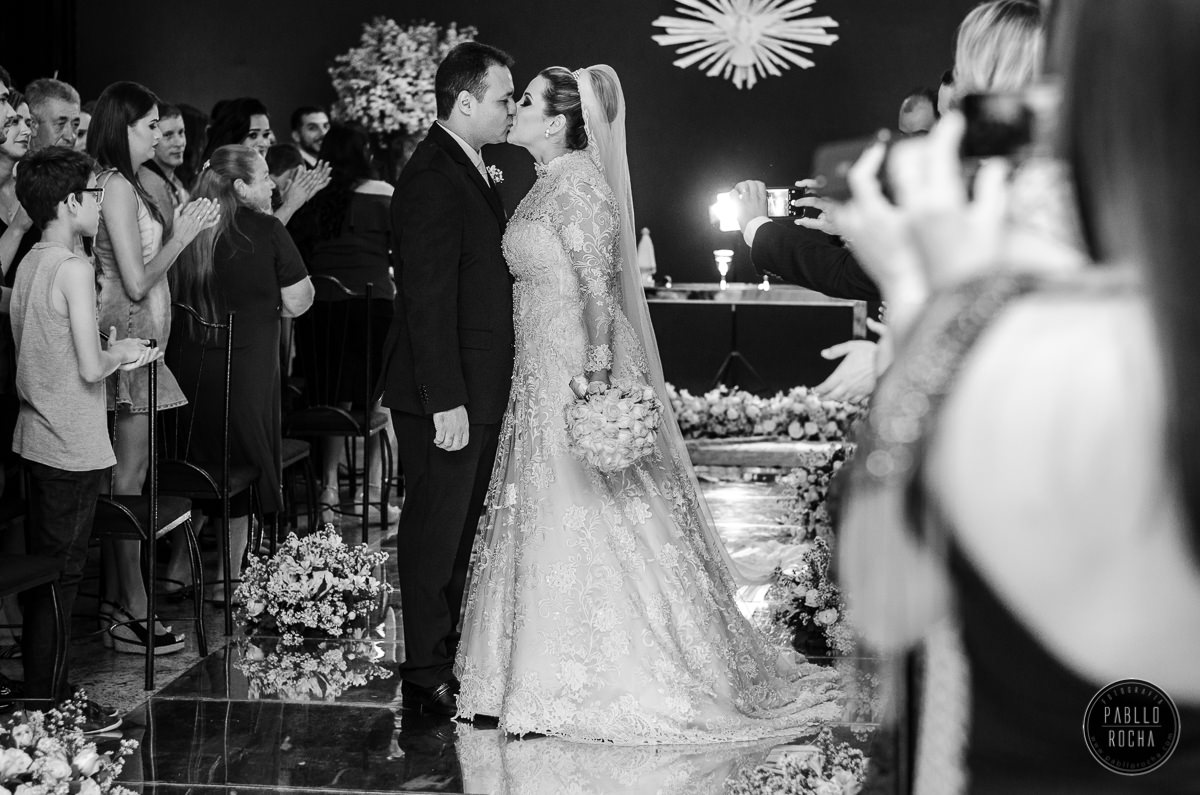 noivos se beijando após a benção