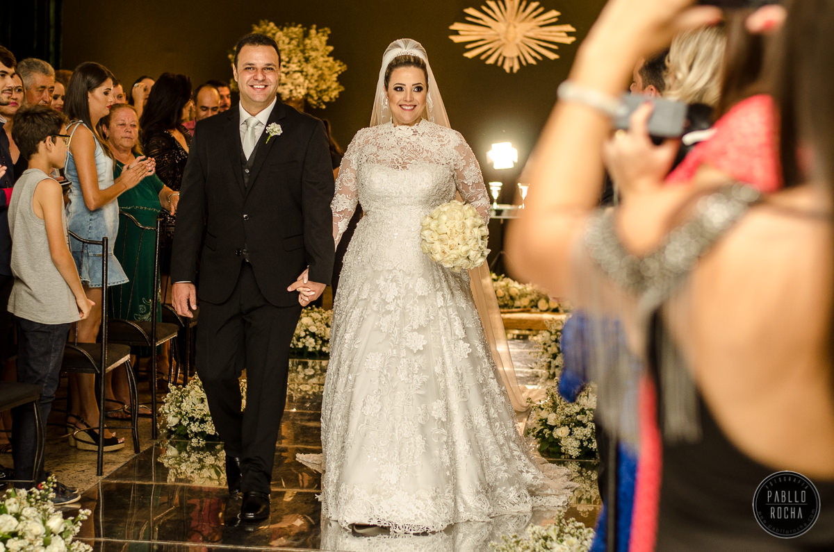 noivos saindo da cerimonia