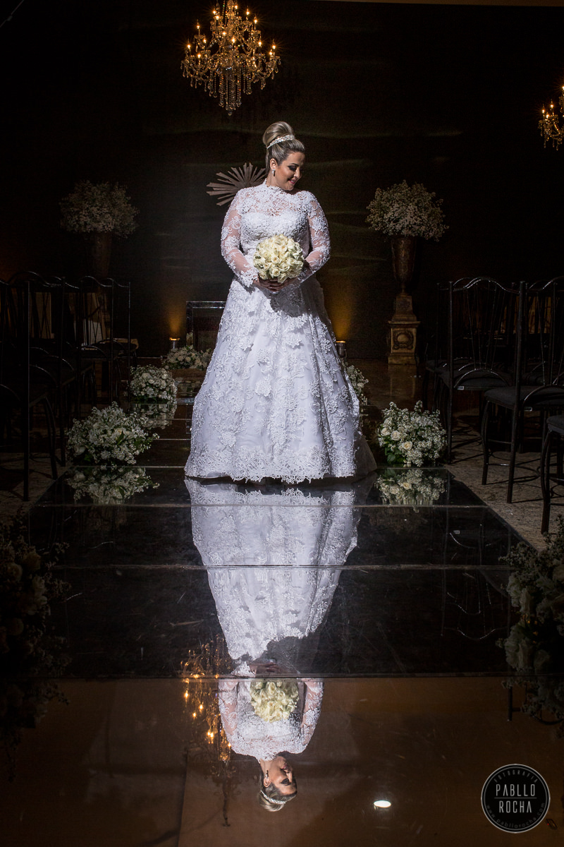 noiva , vestido de noiva, fotos da noiva no salão da festa, buque de noiva