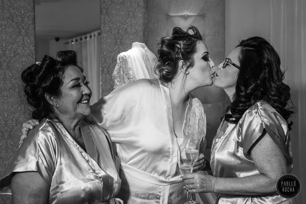 noiva dando um selinho na mãe noiva mãe de noiva, avó de noiva
