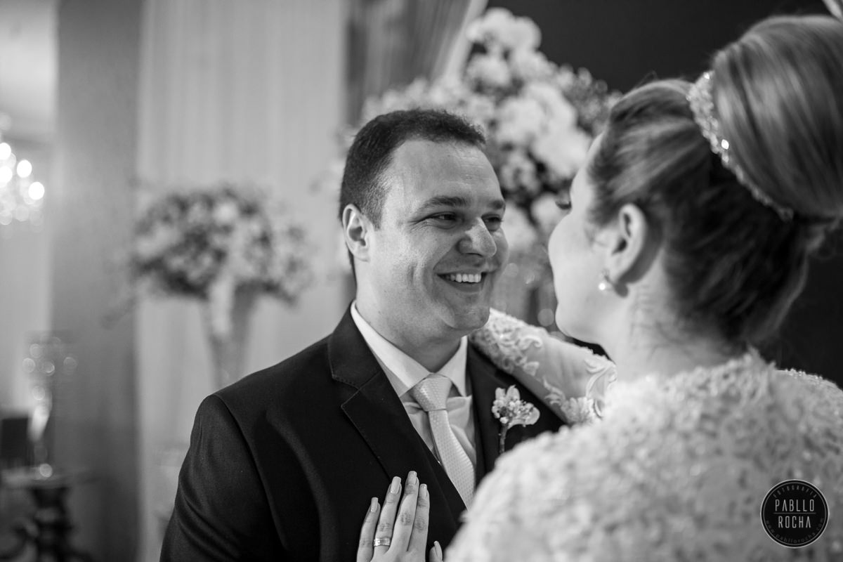 noivo olhando para noiva, mesa do bolo