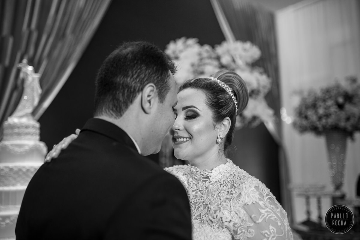 noivo olhando para noiva, mesa do bolo