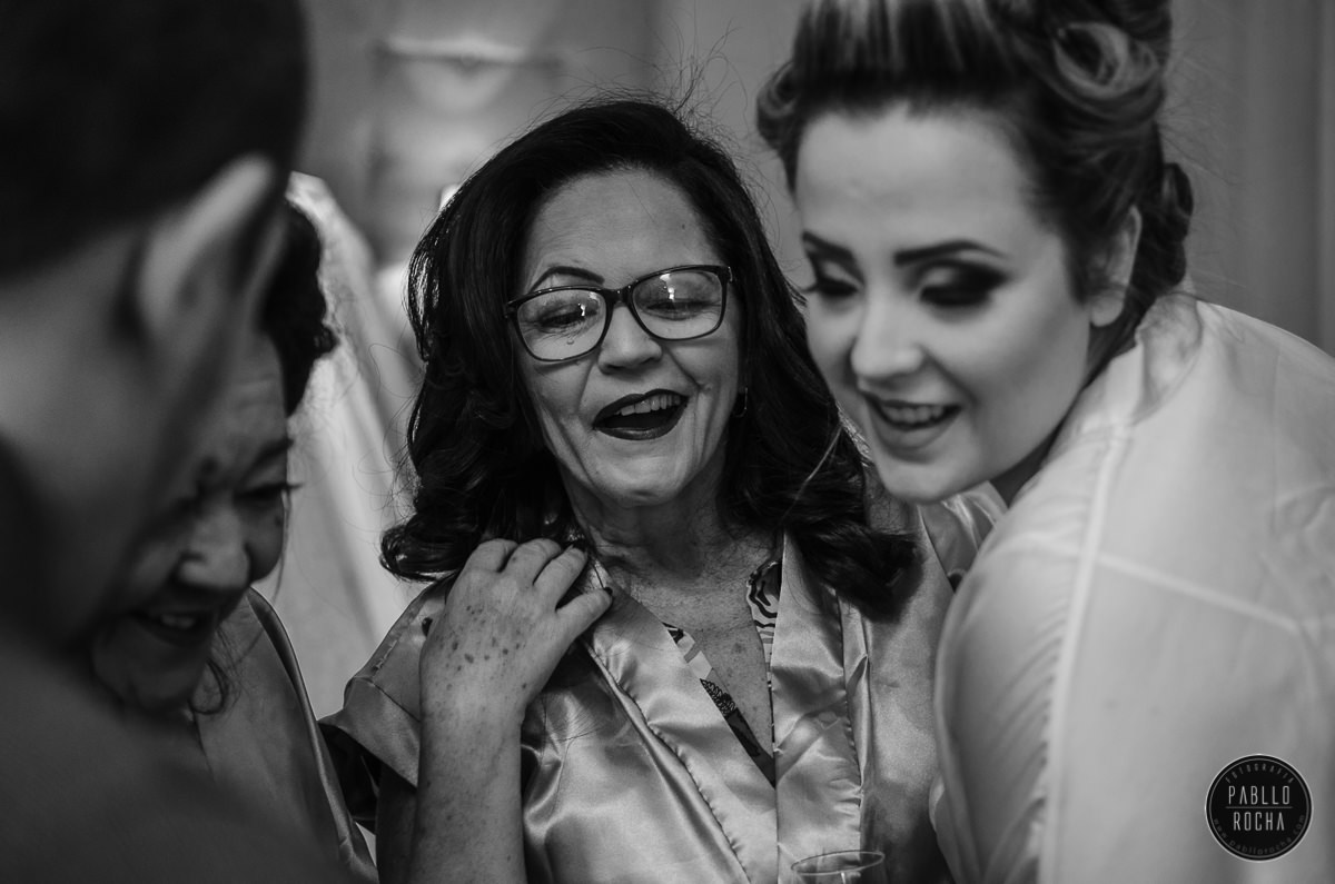 noiva , mãe de noiva, avó de noiva olhando as fotos