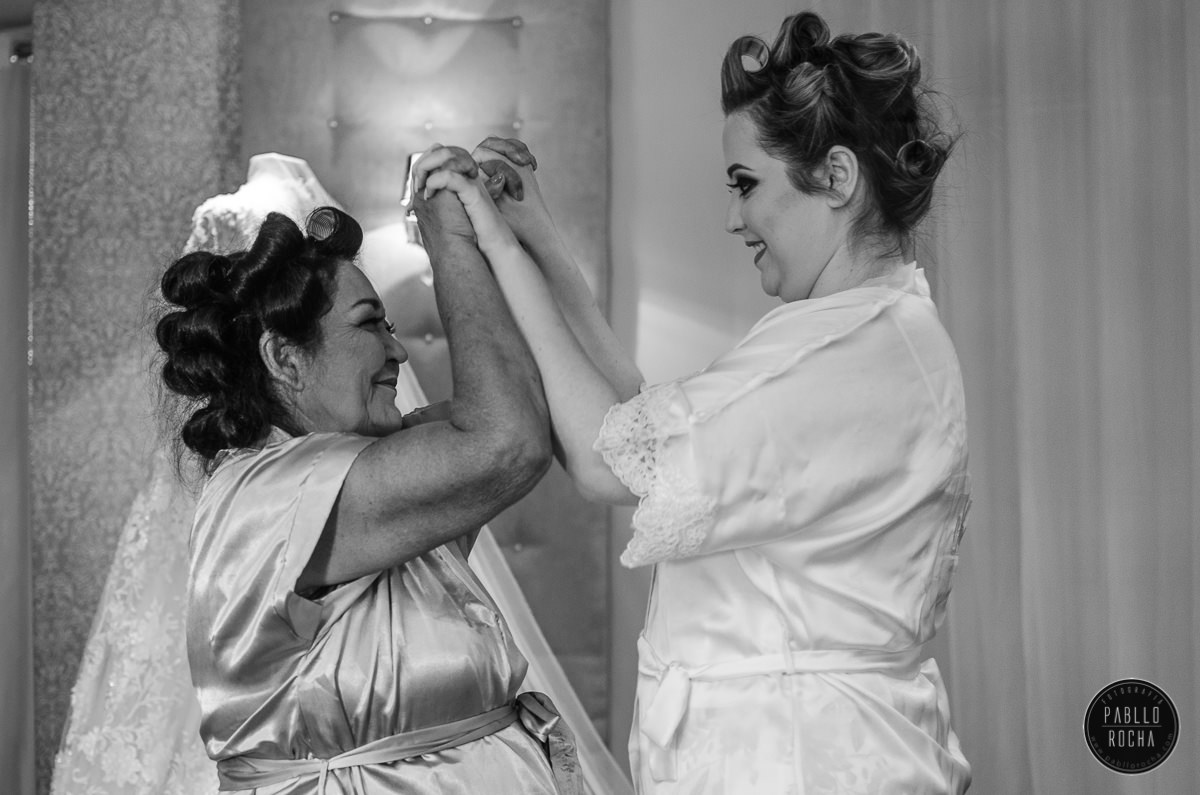 noiva e avó de noiva comemorando o casamento