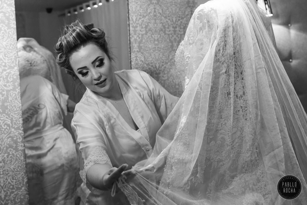 noiva admirando o vestido de noiva