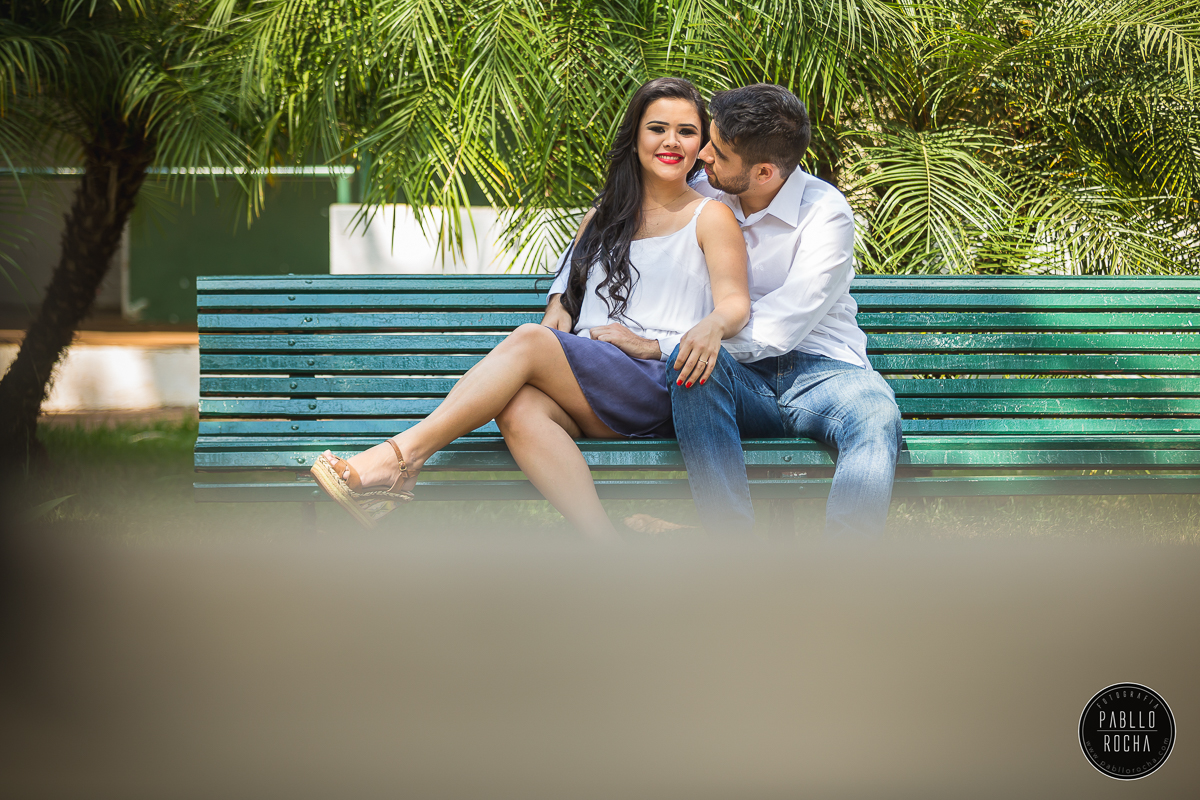 Ensaio Namorando - Ensaio Pré Casamento - PréCasamento - Parque do Sabiá - Namorando Parque do Sabiá - Pré Casamento Parque do Sabiá - namorando no banco da praça - banco da praça