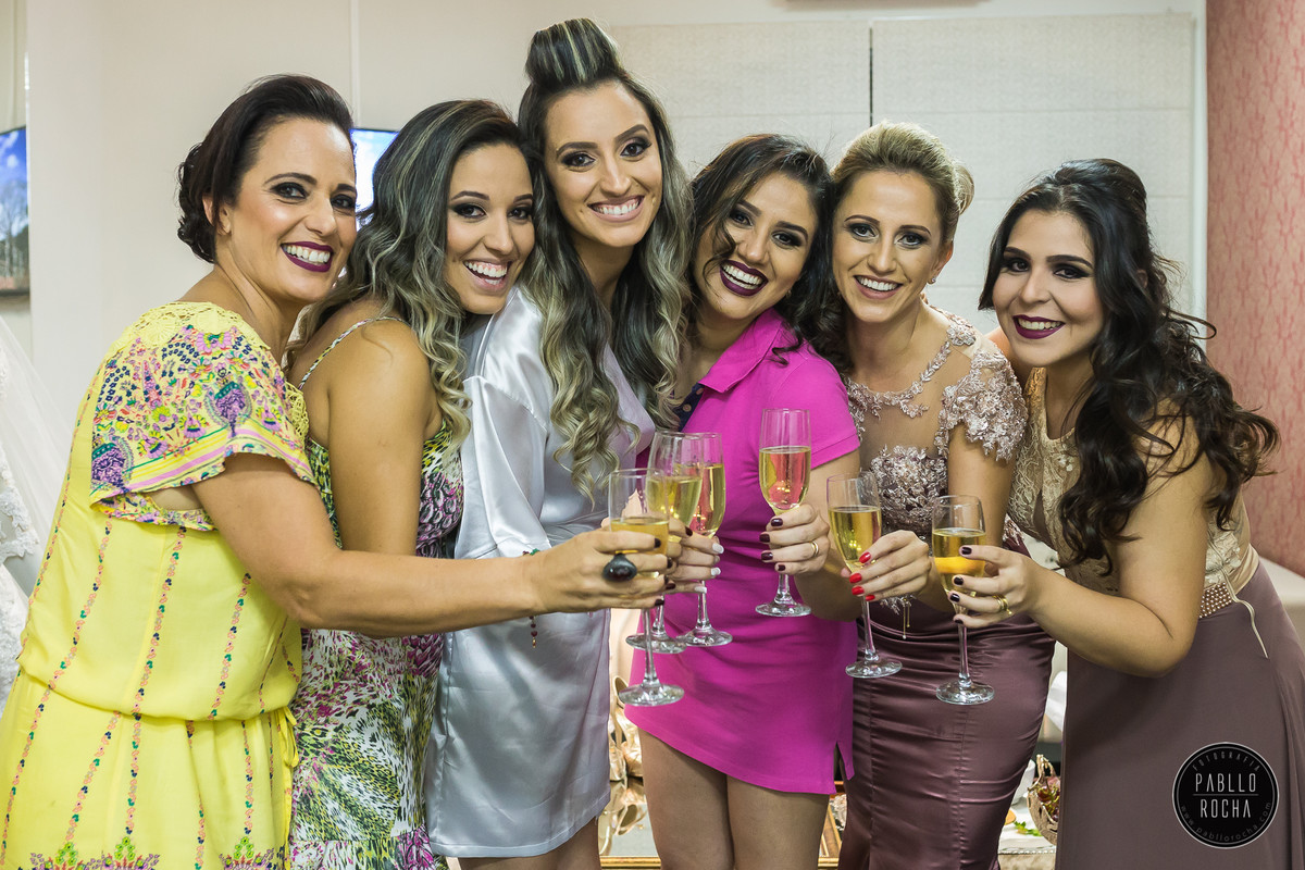 brinde da noiva com suas madrinhas