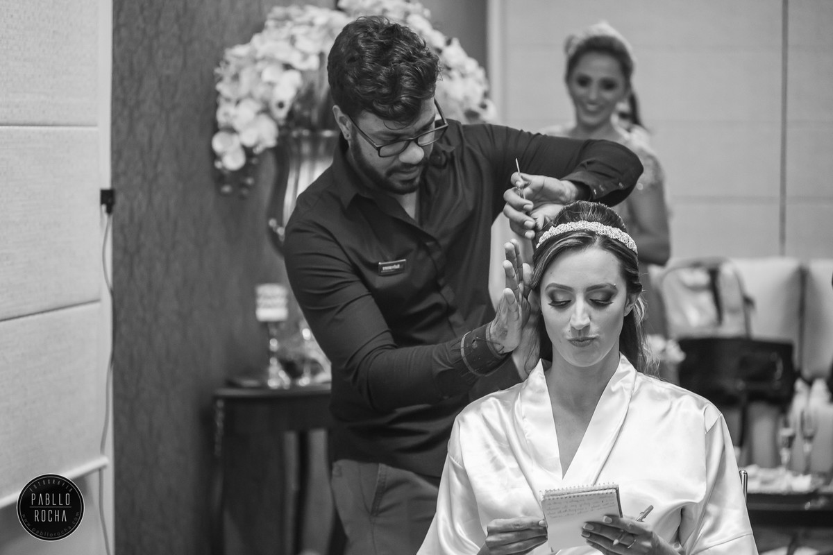 cesar paulista fazendo suas obra de arte no cabelo da noiva Larisa