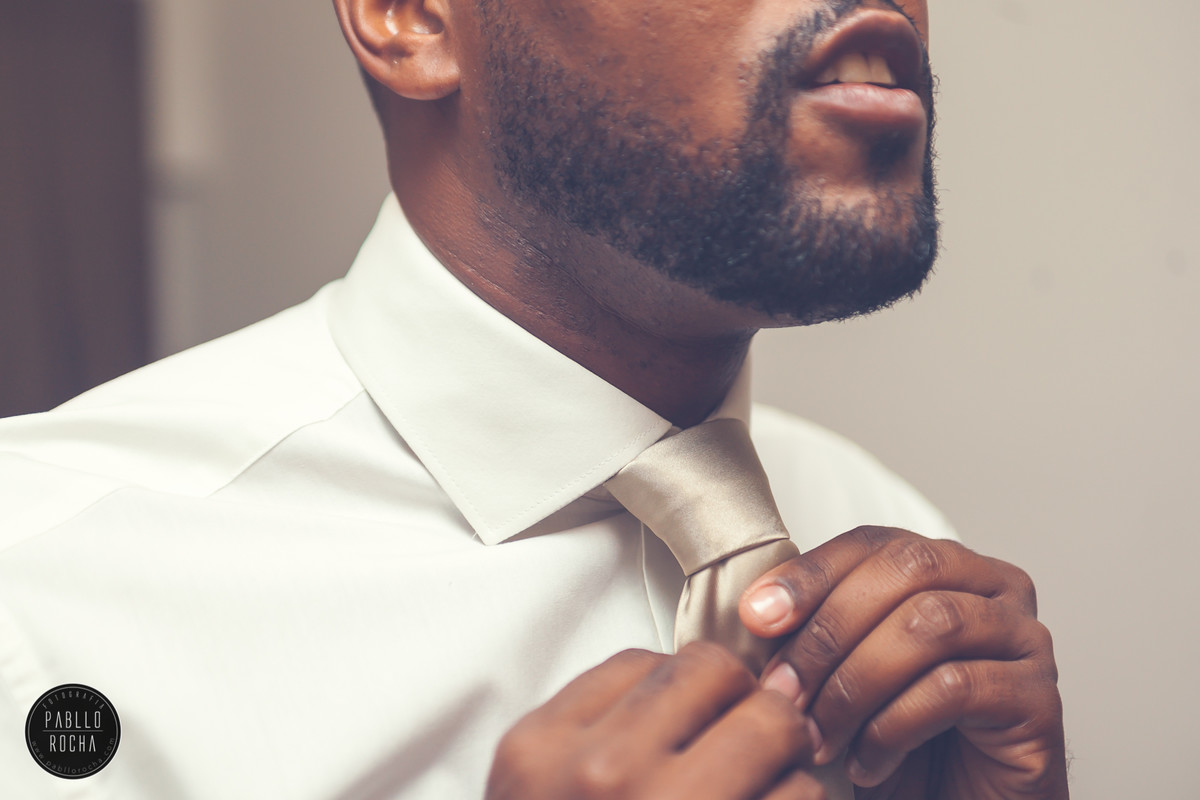 noivo ajeitando sua grava