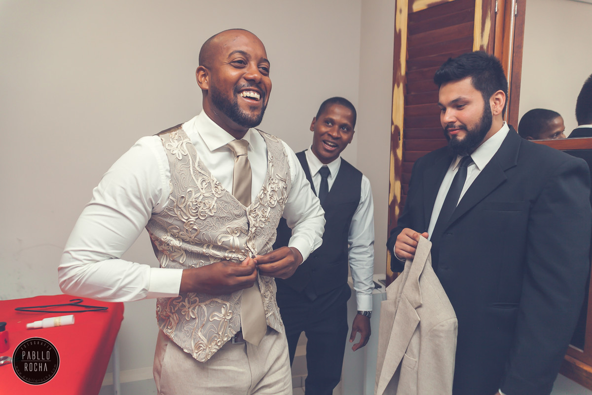 noivo se vestindo terno do noivo