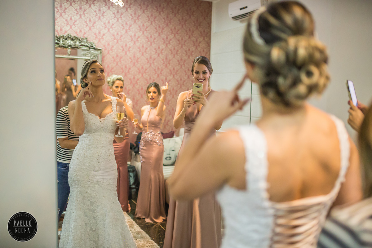 noiva se exibindo para as madrinhas