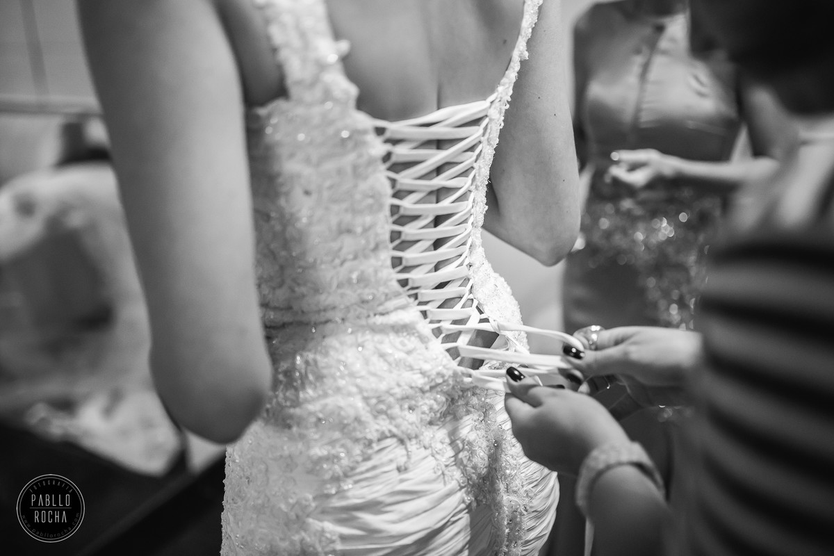fechando o vestido da noiva