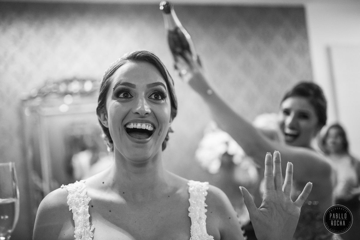 madrinha dando banhos na noiva