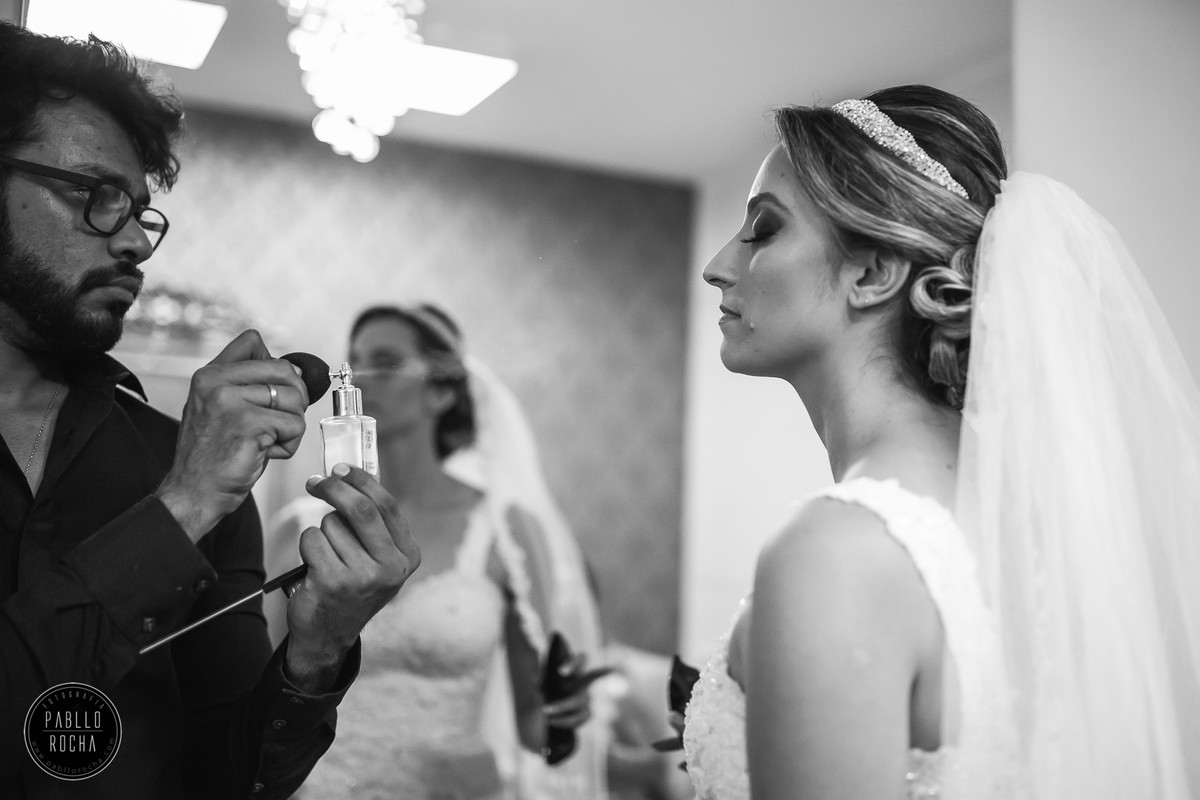 noiva sendo perfumada